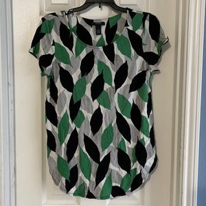 Cute leaf pattern top sz small